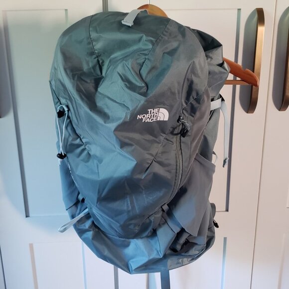 The North Face Hydra 26 Backpack Blue - Picture 1 of 4